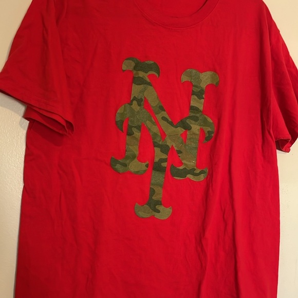 Gildan | Camo Red NY (New York) T-Shirt - Picture 4 of 4